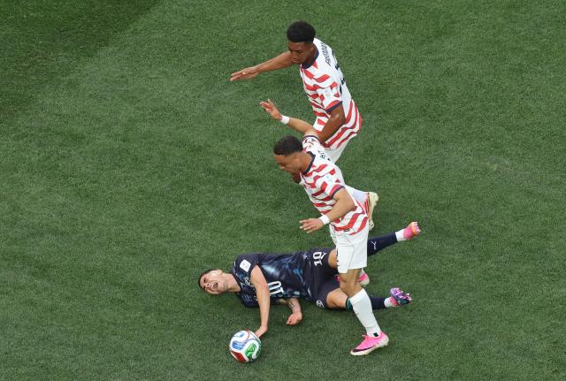 US defender #16 Alex Freeman (C) and defender #02 Sergino Dest fight for the ball with Paraguay's midfielder #10 Miguel Almiron (L) during the 2026 World Cup Group D football match between USA and Paraguay at the Los Angeles Stadium in Inglewood on June 12, 2026. (Photo by Valerie MACON / AFP)