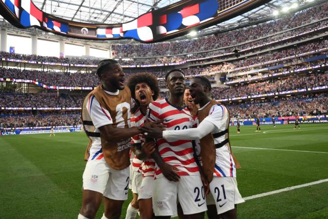 US forward #20 Folarin Balogun (C-R) celebrates with teammates after scoring his team's third goal during the 2026 World Cup Group D football match between USA and Paraguay at the Los Angeles Stadium in Inglewood on June 12, 2026. (Photo by Patrick T. Fallon / AFP)