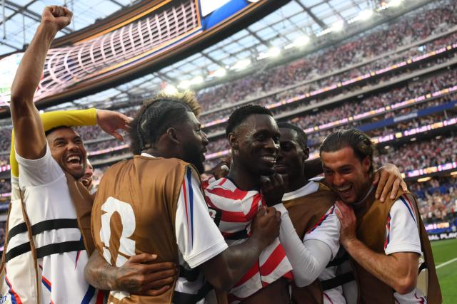 US forward #20 Folarin Balogun (C) celebrates with teammates after scoring his team's third goal during the 2026 World Cup Group D football match between USA and Paraguay at the Los Angeles Stadium in Inglewood on June 12, 2026. (Photo by Patrick T. Fallon / AFP)