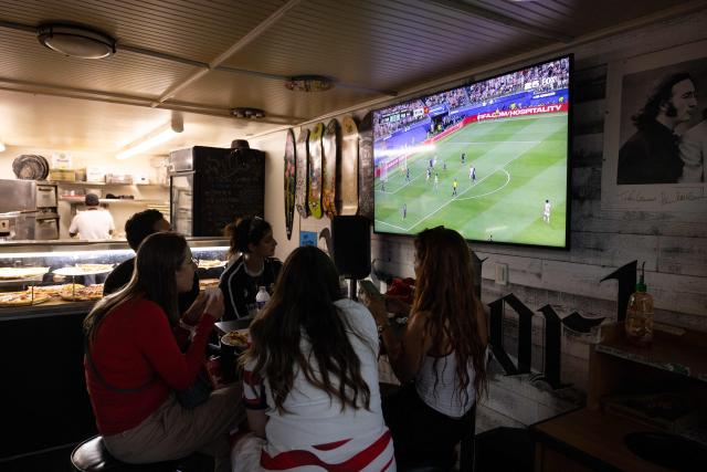 USA fans watch the end of the 2026 World Cup football tournament match between USA and Paraguay at Pizza Local in Venice Beach, California, on June 12, 2026. (Photo by ETIENNE LAURENT / AFP)