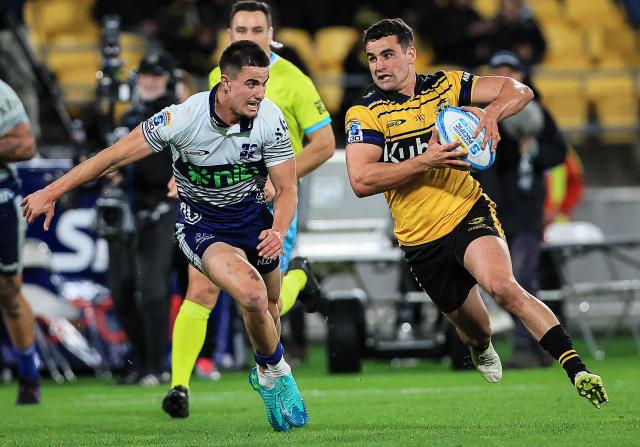 Hurricanes Josh Moorby runs around Blues Payton Spencer during the Super Rugby Pacific semi-final match between the Wellington Hurricanes and Auckland Blues in Wellington on June 13, 2026. (Photo by Grant Down / AFP)