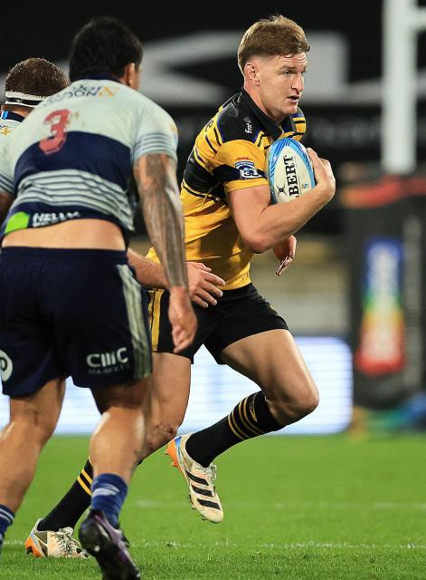 Hurricanes Jordie Barrett (R) runs with the ball during the Super Rugby Pacific semi-final match between the Wellington Hurricanes and Auckland Blues in Wellington on June 13, 2026. (Photo by Grant Down / AFP)
