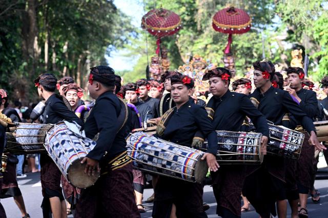 Balinese people take part in a parade during the Bali Art Festival in Denpasar, Indonesia resort island of Bali island on June 13, 2026. (Photo by SONNY TUMBELAKA / AFP)