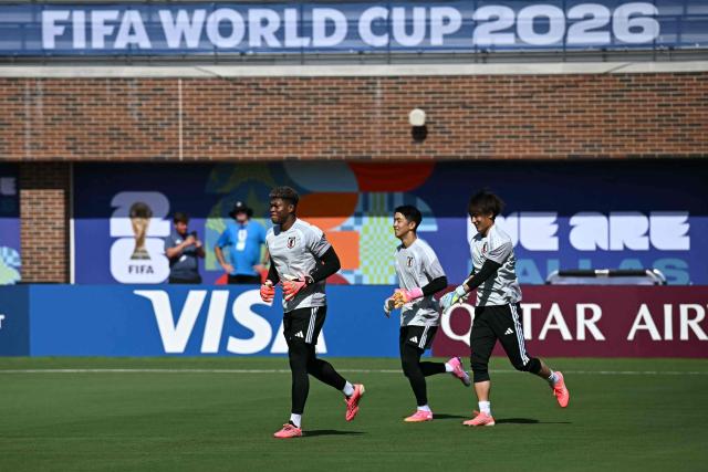 (LtoR) Japan's forward #17 Yuito Suzuki, Japan's goalkeeper #23 Tomoki Hayakawa and Japan's goalkeeper #12 Keisuke Osako arrive to take part in a training session ahead of Japan's 2026 World Cup football tournament Group F football match against the Netherlands in Dallas on June 13, 2026.  (Photo by Paul ELLIS / AFP)