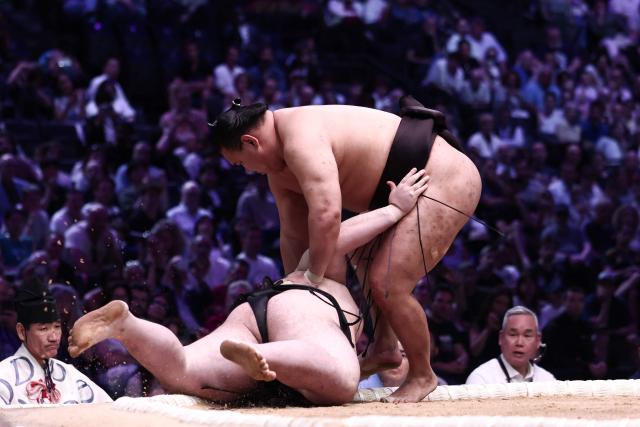 Japanese sumo wrestler G?noyama (L) battles Mongolian sumo wrestler Hoshoryu during their bout on day 1 of the 2026 MUFG Paris Sumo Tournament, in Paris on June 13, 2026. (Photo by Behrouz MEHRI / AFP)