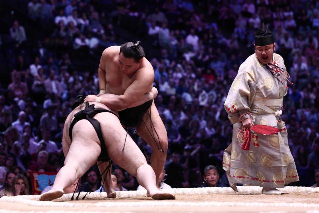 Japanese sumo wrestler G?noyama (L) battles Mongolian sumo wrestler Hoshoryu (C) during their bout on day 1 of the 2026 MUFG Paris Sumo Tournament, in Paris on June 13, 2026. (Photo by Behrouz MEHRI / AFP)