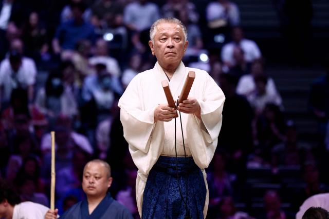 A judge announces the end of day 1 of the 2026 MUFG Paris Sumo Tournament, in Paris on June 13, 2026. (Photo by Behrouz MEHRI / AFP)
