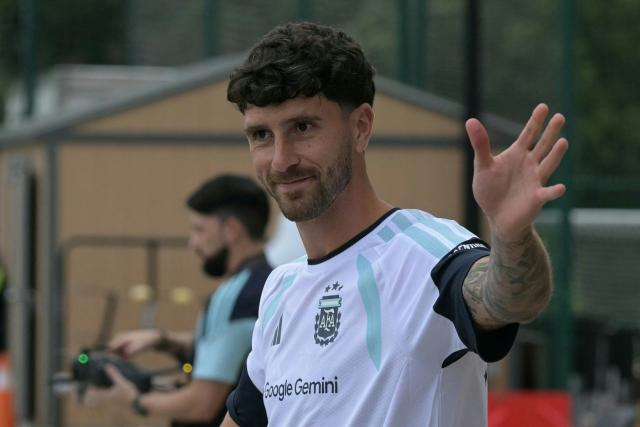 Argentina's defender #02 Marcos Senesi arrives to take part in a training session ahead of Argentina's 2026 World Cup football tournament Group A football match against Algeria in Kansas City on June 13, 2026.  (Photo by JUAN MABROMATA / AFP)