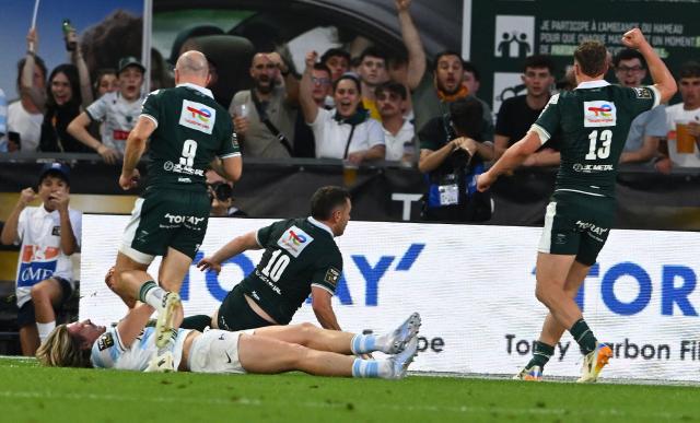 Pau's English fly-half Joe Simmonds (C) scores a try during the French Top14 rugby union playoff match between Section Paloise Bearn Pyrenees (Pau) and Racing 92 at Stade du Hameau in Pau, south-western France on June 13, 2026. (Photo by Gaizka IROZ / AFP)