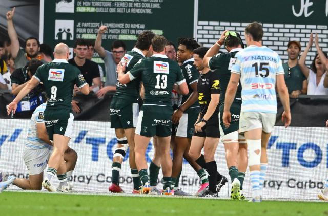 Pau's players celebrate after scoring a try during the French Top14 rugby union playoff match between Section Paloise Bearn Pyrenees (Pau) and Racing 92 at Stade du Hameau in Pau, south-western France on June 13, 2026. (Photo by Gaizka IROZ / AFP)