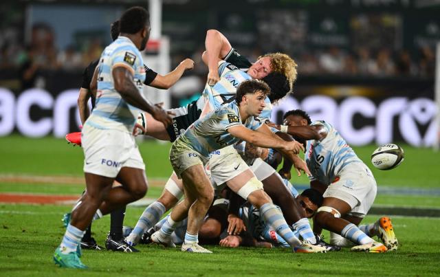 Racing 92' French scrum-half Leo Carbonneau (C) passes the ball during the French Top14 rugby union playoff match between Section Paloise Bearn Pyrenees (Pau) and Racing 92 at Stade du Hameau in Pau, south-western France on June 13, 2026. (Photo by Gaizka IROZ / AFP)