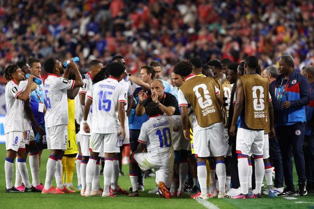 Haiti's French head coach Sebastien Migne talks to his players during the hydration break during the 2026 World Cup Group C football match between Haiti and Scotland at the Boston Stadium in Foxborough on June 13, 2026. (Photo by FRANCK FIFE / AFP)