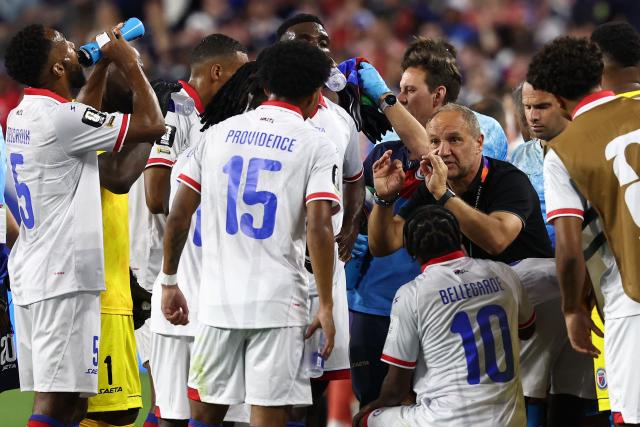 Haiti's French head coach Sebastien Migne talks to his players during the hydration break during the 2026 World Cup Group C football match between Haiti and Scotland at the Boston Stadium in Foxborough on June 13, 2026. (Photo by FRANCK FIFE / AFP)
