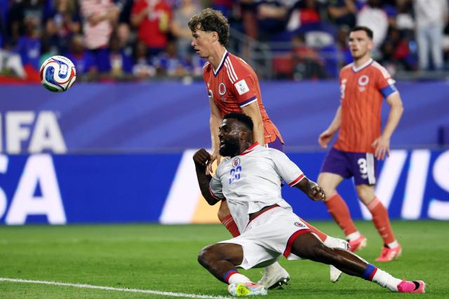 Scotland's defender #13 Jack Hendry and Haiti's forward #20 Frantzdy Pierrot fight for the ball during the 2026 World Cup Group C football match between Haiti and Scotland at the Boston Stadium in Foxborough on June 13, 2026. (Photo by FRANCK FIFE / AFP)