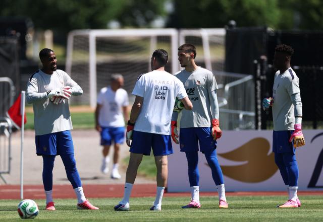 France's goalkeepers #16 Mike Maignan (L) #23 Robin Risser (2nd R), #01 Brice Samba (R) and goalkeeper coach Franck Raviot attend a training session at Bentley University, the team's base camp, during the 2026 World Cup football tournament in Waltham, near Boston, on June 14, 2026. (Photo by FRANCK FIFE / AFP)