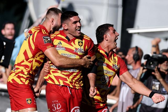 Perpignan's Argentine number eight Joaquin Oviedo (C) celebrates with team mates after scoring a try during the French Top14 / ProD2 rugby union access-match for the 2026/27 season between Provence Rugby and Perpignan at the Maurice-David stadium in Aix-en-Provence, near Marseille, on June 14, 2026. (Photo by Thibaud MORITZ / AFP)