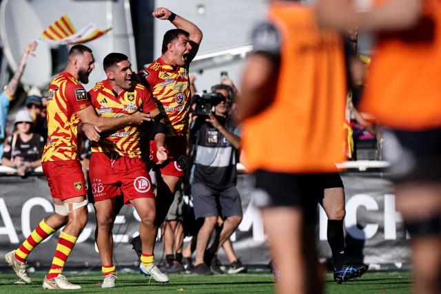 Perpignan's Argentine number eight Joaquin Oviedo (C) celebrates with team mates after scoring a try during the French Top14 / ProD2 rugby union access-match for the 2026/27 season between Provence Rugby and Perpignan at the Maurice-David stadium in Aix-en-Provence, near Marseille, on June 14, 2026. (Photo by Thibaud MORITZ / AFP)