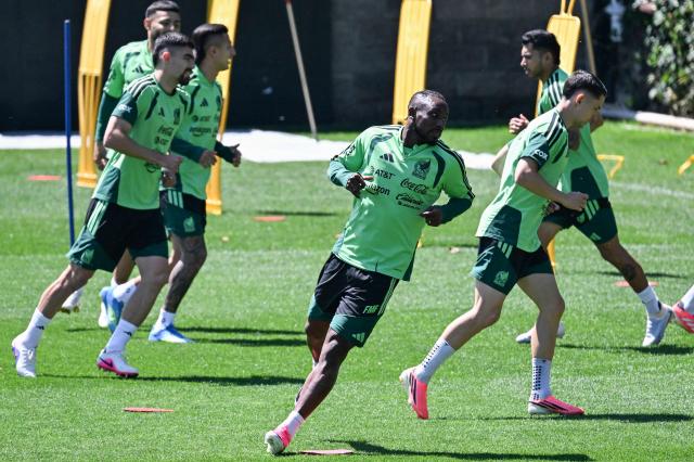 Mexico's forward #16 Julian Quinones (C) takes part a training session at Centro de Alto Rendimiento (CAR) in Mexico City on June 14, 2026. (Photo by Alfredo ESTRELLA / AFP)