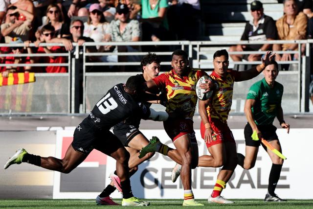 Provence Rugby's Fidjian centre Setareki Bituniyata (L) tries to tackle Perpignan's Fijian centre Alivereti Duguivalu during the French Top14 / ProD2 rugby union access-match for the 2026/27 season between Provence Rugby and Perpignan at the Maurice-David stadium in Aix-en-Provence, near Marseille, on June 14, 2026. (Photo by Thibaud MORITZ / AFP)