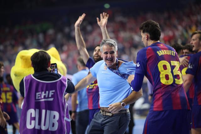 FC Barcelona's Spanish headcoach Antonio Carlos Ortega Perez (C) and his players  celebrate after winning the EHF Men's Handball Champions League Final 4 final between Barca and Fuechse Berlin in Cologne, western Germany on June 14, 2026. Barca won the match 37:34. (Photo by Ronny HARTMANN / AFP)