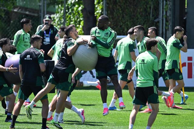 Mexico's forward #16 Julian Quinones (C) takes part a training session at Centro de Alto Rendimiento (CAR) in Mexico City on June 14, 2026. (Photo by Alfredo ESTRELLA / AFP)
