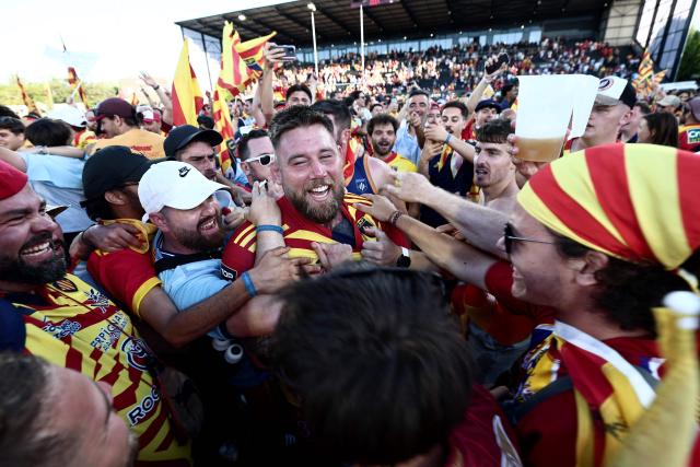 Perpignan's English prop Kieran Brookes celebrates with supporters after winning the French Top14 / ProD2 rugby union access-match for the 2026/27 season between Provence Rugby and Perpignan at the Maurice-David stadium in Aix-en-Provence, near Marseille, on June 14, 2026. (Photo by Thibaud MORITZ / AFP)