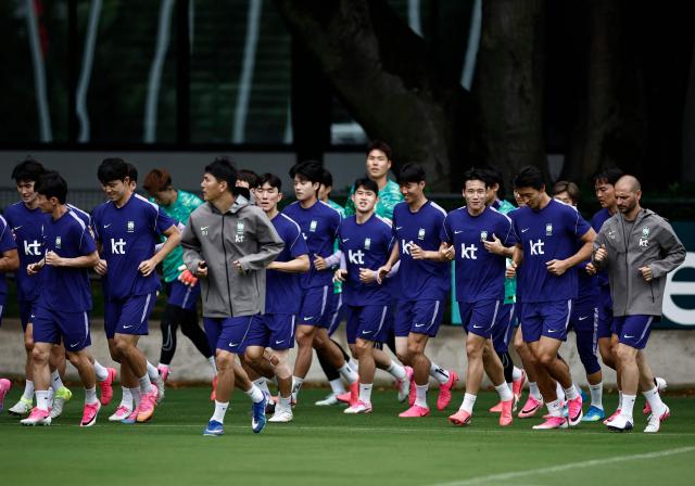 South Korea's players take part in a training session during the 2026 World Cup football tournament at the Chivas Verde Valle in Guadalajara on June 14, 2026. (Photo by Ulises RUIZ / AFP)