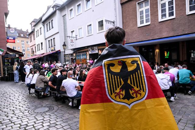 German football fans react during the 2026 World Cup Group E football match between Germany and Curacao at a cafe in central Frankfurt am Main, western Germany on June 14, 2026.  (Photo by Kirill KUDRYAVTSEV / AFP)