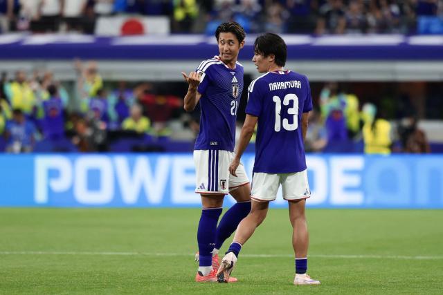 Japan's defender #21 Hiroki Ito (L) speaks with Japan's midfielder #13 Keito Nakamura during the 2026 World Cup Group F football match between the Netherlands and Japan at the Dallas Stadium in Arlington on June 14, 2026.  (Photo by Aric Becker / AFP)