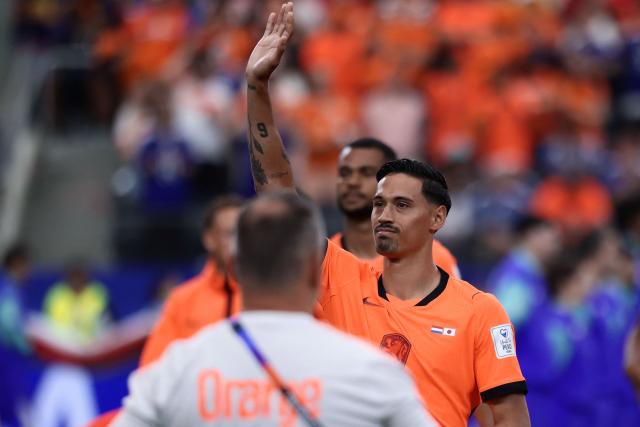 Netherlands' midfielder #14 Tijjani Reijnders waves as he arrives on the pitch prior to the  2026 World Cup Group F football match between the Netherlands and Japan at the Dallas Stadium in Arlington on June 14, 2026.  (Photo by Aric Becker / AFP)