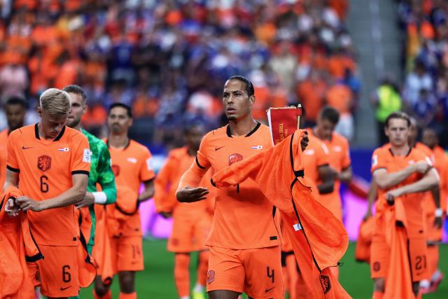 Netherlands' defender #04 Virgil van Dijk (C) walks arrives on the pitch with teammates prior to the  2026 World Cup Group F football match between the Netherlands and Japan at the Dallas Stadium in Arlington on June 14, 2026.  (Photo by Aric Becker / AFP)