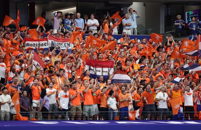 Netherlands' supporters cheer  during the 2026 World Cup Group F football match between the Netherlands and Japan at the Dallas Stadium in Arlington on June 14, 2026.  (Photo by Aric Becker / AFP)