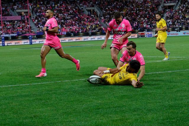 La Rochelle's French centre Jules Favre scores a try during the French Top14 rugby union play-off match between Stade Francais Paris and Stade Rochelais (La Rochelle) at the Jean-Bouin Stadium in Paris on June 14, 2026. (Photo by GEOFFROY VAN DER HASSELT / AFP)