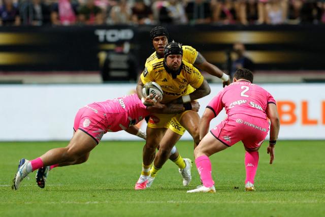 La Rochelle's English wing Jack Nowell (C) is tackled by Stade Français' French center Tani Vili (L) during the French Top14 rugby union play-off match between Stade Francais Paris and Stade Rochelais (La Rochelle) at the Jean-Bouin Stadium in Paris on June 14, 2026. (Photo by GEOFFROY VAN DER HASSELT / AFP)