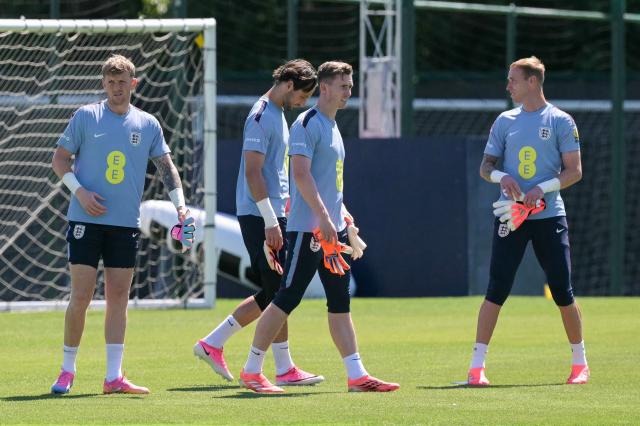 England's goalkeeper #01 Jordan Pickford (L) and England's goalkeeper #13 Dean Henderson (C) take part in a training session at Swope Soccer Village in Kansas city on June 14, 2026, on the eve of their 2026 World Cup football tournament Group L football match against Croatia. (Photo by Juan MABROMATA / AFP)