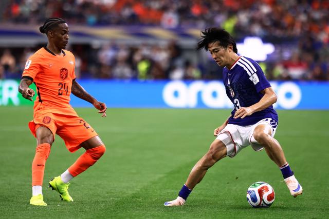 Japan's midfielder #13 Keito Nakamura (R) fights for the ball with Netherlands' forward #24 Crysencio Summerville  during the 2026 World Cup Group F football match between the Netherlands and Japan at the Dallas Stadium in Arlington on June 14, 2026.  (Photo by Aric Becker / AFP)