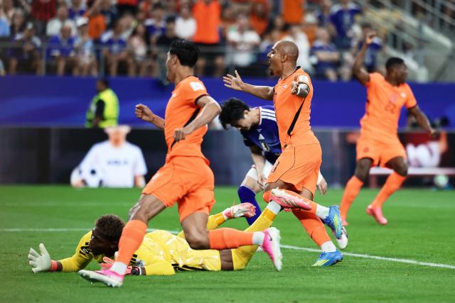 Netherlands' forward #18 Donyell Malen (R) reacts to his team scoring their second goal  during the 2026 World Cup Group F football match between the Netherlands and Japan at the Dallas Stadium in Arlington on June 14, 2026.  (Photo by Aric Becker / AFP)