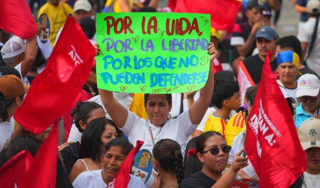 Supporters of Colombia's presidential candidate for the Pacto Historico party Ivan Cepeda, hold a sign reading "For life, for freedom, for those who cannot defend themselves" during the closing rally of his campaign in Barranquilla, Colombia, on June 14, 2026. Colombia will hold the runoff presidential election on June 21. (Photo by Vanexa Romero / AFP)