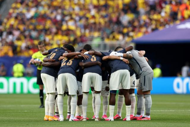 Ecuador's players gather in a circle ahead of the 2026 World Cup Group E football match between Ivory Coast and Ecuador at the Philadelphia Stadium in Philadelphia on June 14, 2026.  (Photo by CHARLY TRIBALLEAU / AFP)