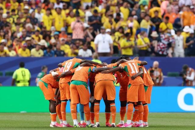 Ivory Coast's players gather in a circle ahead of the 2026 World Cup Group E football match between Ivory Coast and Ecuador at the Philadelphia Stadium in Philadelphia on June 14, 2026.  (Photo by CHARLY TRIBALLEAU / AFP)