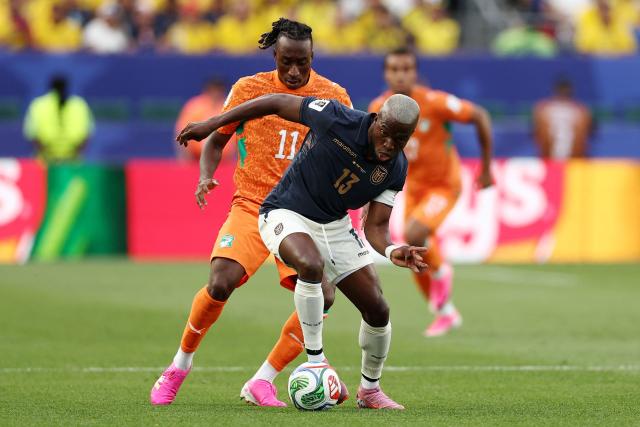 Ivory Coast's forward #11 Yan Diomande and Ecuador's forward #13 Enner Valencia fight for the ball during the 2026 World Cup Group E football match between Ivory Coast and Ecuador at the Philadelphia Stadium in Philadelphia on June 14, 2026.  (Photo by CHARLY TRIBALLEAU / AFP)
