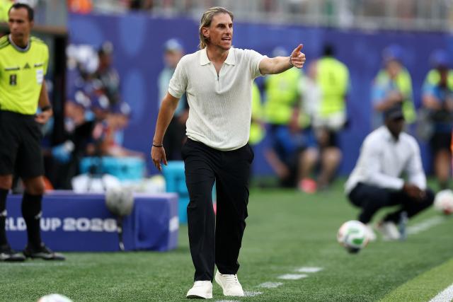 Ecuador's Argentine head coach Sebastian Beccacece gestures on the touchline during the 2026 World Cup Group E football match between Ivory Coast and Ecuador at the Philadelphia Stadium in Philadelphia on June 14, 2026.  (Photo by CHARLY TRIBALLEAU / AFP)