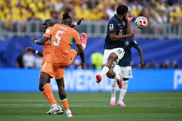 Ivory Coast's defender #05 Wilfried Singo kicks the ball past Ecuador's midfielder #15 Pedro Vite during the 2026 World Cup Group E football match between Ivory Coast and Ecuador at the Philadelphia Stadium in Philadelphia on June 14, 2026.  (Photo by MAURO PIMENTEL / AFP)