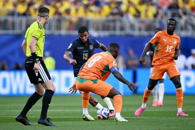 Ecuador's midfielder #15 Pedro Vite runs with the ball past Ivory Coast's midfielder #08 Franck Kessie during the 2026 World Cup Group E football match between Ivory Coast and Ecuador at the Philadelphia Stadium in Philadelphia on June 14, 2026.  (Photo by MAURO PIMENTEL / AFP)