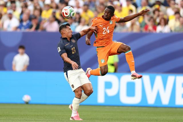 TOPSHOT - Ecuador's midfielder #21 Alan Franco and Ivory Coast's forward #24 Bazoumana Toure fight for the ball during the 2026 World Cup Group E football match between Ivory Coast and Ecuador at the Philadelphia Stadium in Philadelphia on June 14, 2026.  (Photo by CHARLY TRIBALLEAU / AFP)