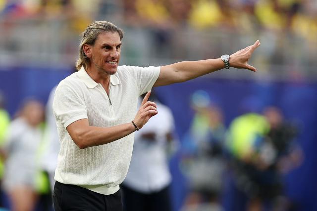 Ecuador's Argentine head coach Sebastian Beccacece gestures on the touchline during the 2026 World Cup Group E football match between Ivory Coast and Ecuador at the Philadelphia Stadium in Philadelphia on June 14, 2026.  (Photo by CHARLY TRIBALLEAU / AFP)