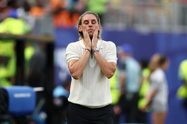 Ecuador's Argentine head coach Sebastian Beccacece reacts on the touchline during the 2026 World Cup Group E football match between Ivory Coast and Ecuador at the Philadelphia Stadium in Philadelphia on June 14, 2026.  (Photo by CHARLY TRIBALLEAU / AFP)
