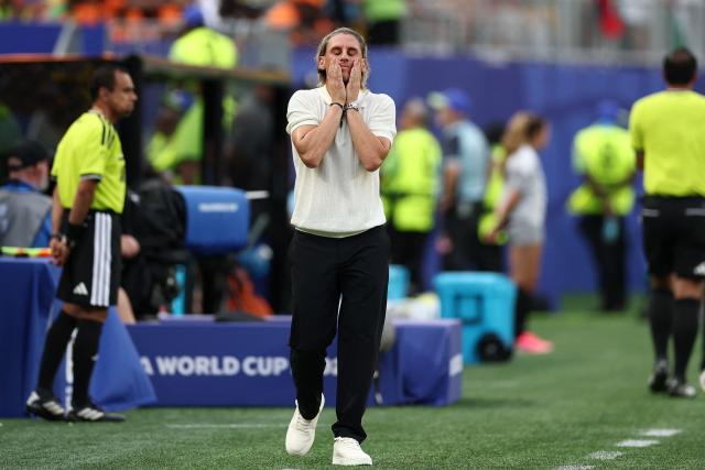 Ecuador's Argentine head coach Sebastian Beccacece reacts on the touchline during the 2026 World Cup Group E football match between Ivory Coast and Ecuador at the Philadelphia Stadium in Philadelphia on June 14, 2026.  (Photo by CHARLY TRIBALLEAU / AFP)