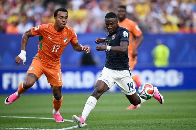 Ecuador's midfielder #14 Alan Minda (R) runs with the ball past Ivory Coast's defender #17 Guela Doue during the 2026 World Cup Group E football match between Ivory Coast and Ecuador at the Philadelphia Stadium in Philadelphia on June 14, 2026.  (Photo by MAURO PIMENTEL / AFP)