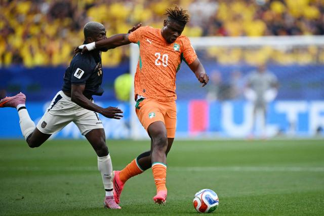 Ivory Coast's defender #20 Emmanuel Agbadou (R) runs with the ball past Ecuador's forward #13 Enner Valencia during the 2026 World Cup Group E football match between Ivory Coast and Ecuador at the Philadelphia Stadium in Philadelphia on June 14, 2026.  (Photo by MAURO PIMENTEL / AFP)